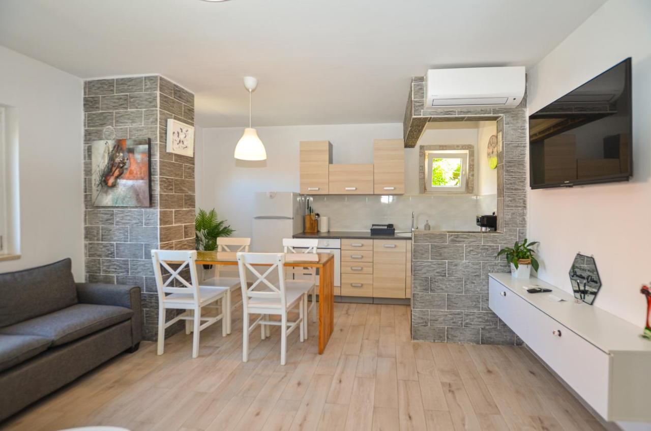 Apartments Iris โรวีน ภายนอก รูปภาพ