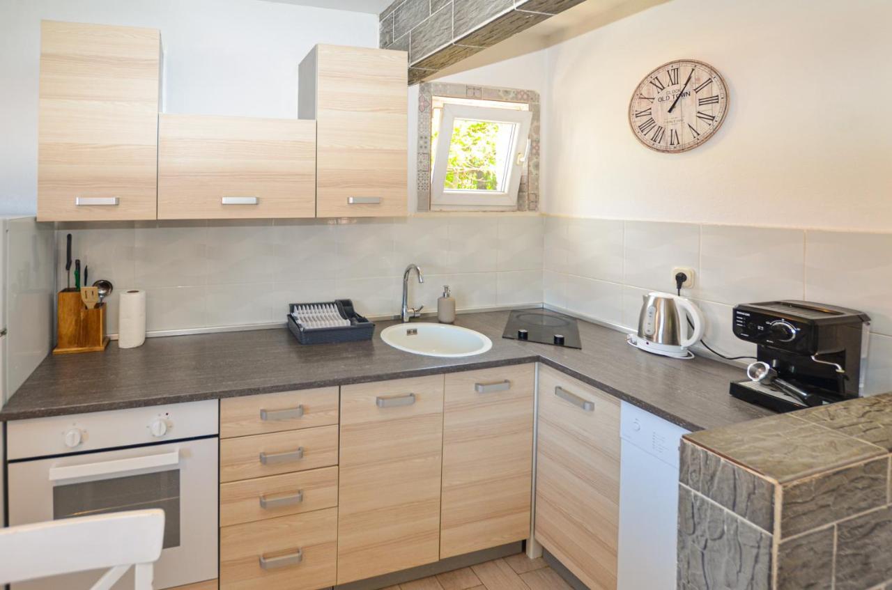 Apartments Iris โรวีน ภายนอก รูปภาพ